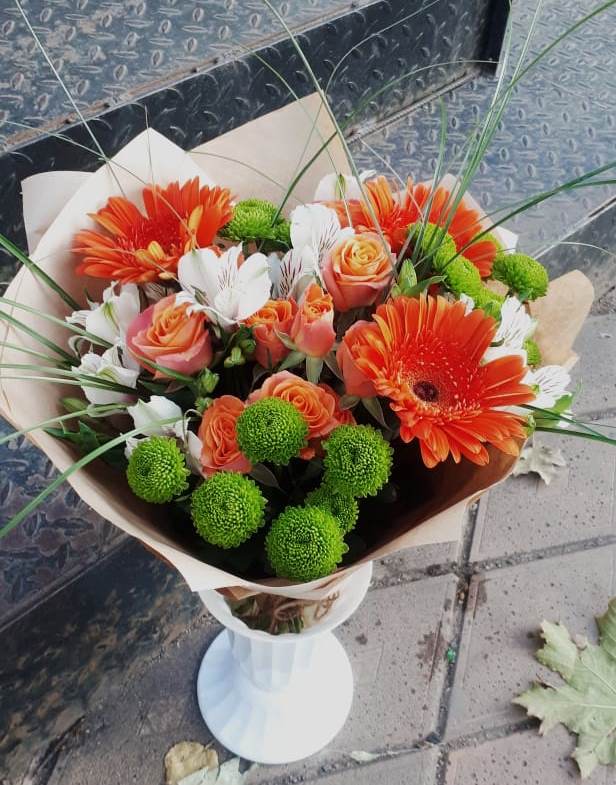 Букет огненно-рыжий в Первомайской Букет цветов из: Герберы, Хризантемы, Альстромерии и Розы в Первомайской