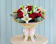 Букет Элегантная гармония в Первомайской Букет цветов из:  Лилии и Розы в Первомайской