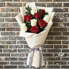 Букет красно-белые розы в Первомайской Букет цветов из:  Розы в Первомайской