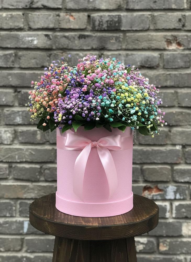 Композиция Яркие эмоции в Первомайской Цветочная композиция из Гипсофила и Розы в шляпной коробке в Первомайской