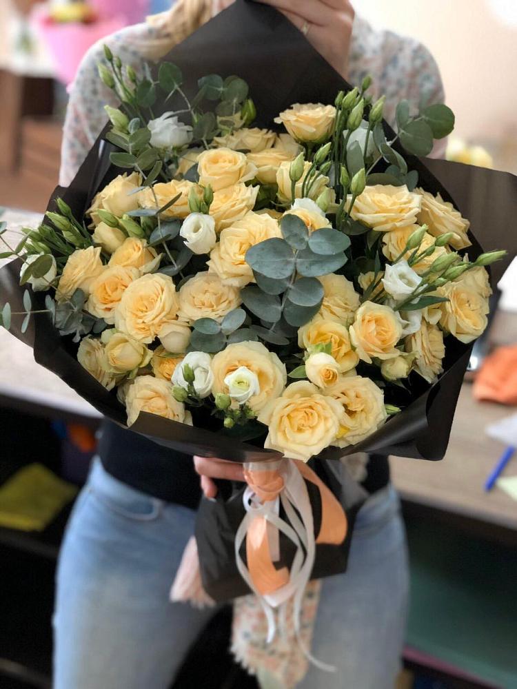 Букет птица счастья в Первомайской Букет цветов из: Розы и Лизиантусы в Первомайской