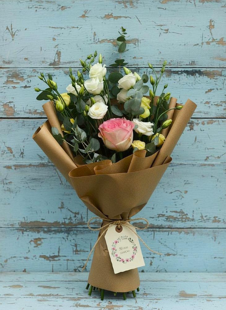 Букет нежный привет в Первомайской Букет цветов из: Розы и Лизиантусы в Первомайской