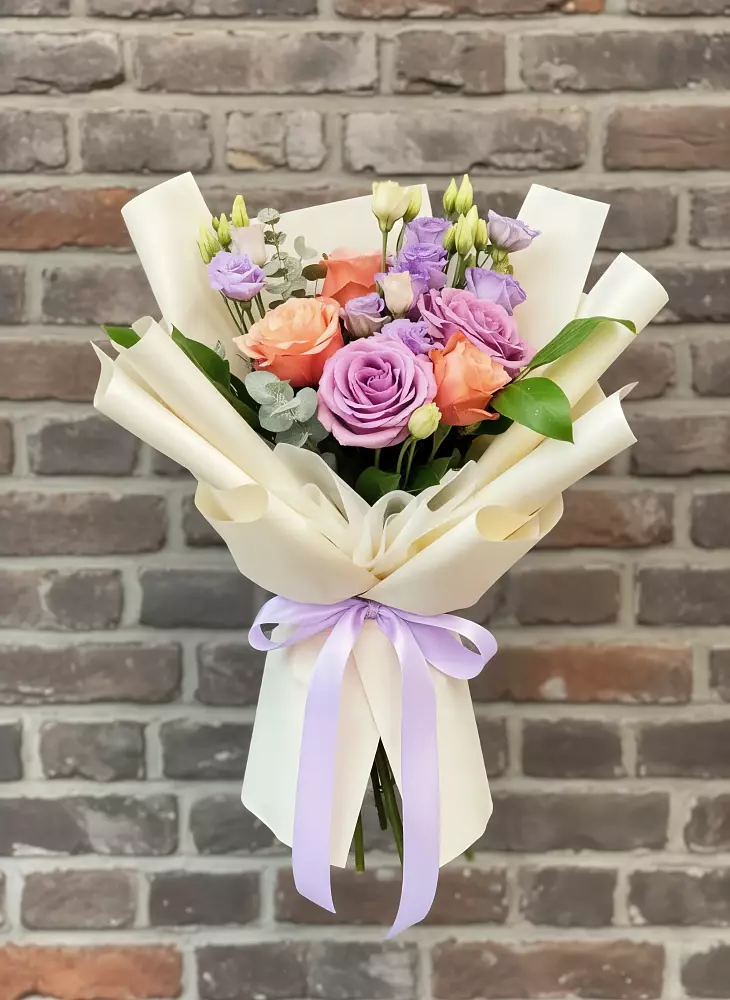 Букет цветочные ноты в Первомайской Букет цветов из: Лизиантусы и Розы в Первомайской