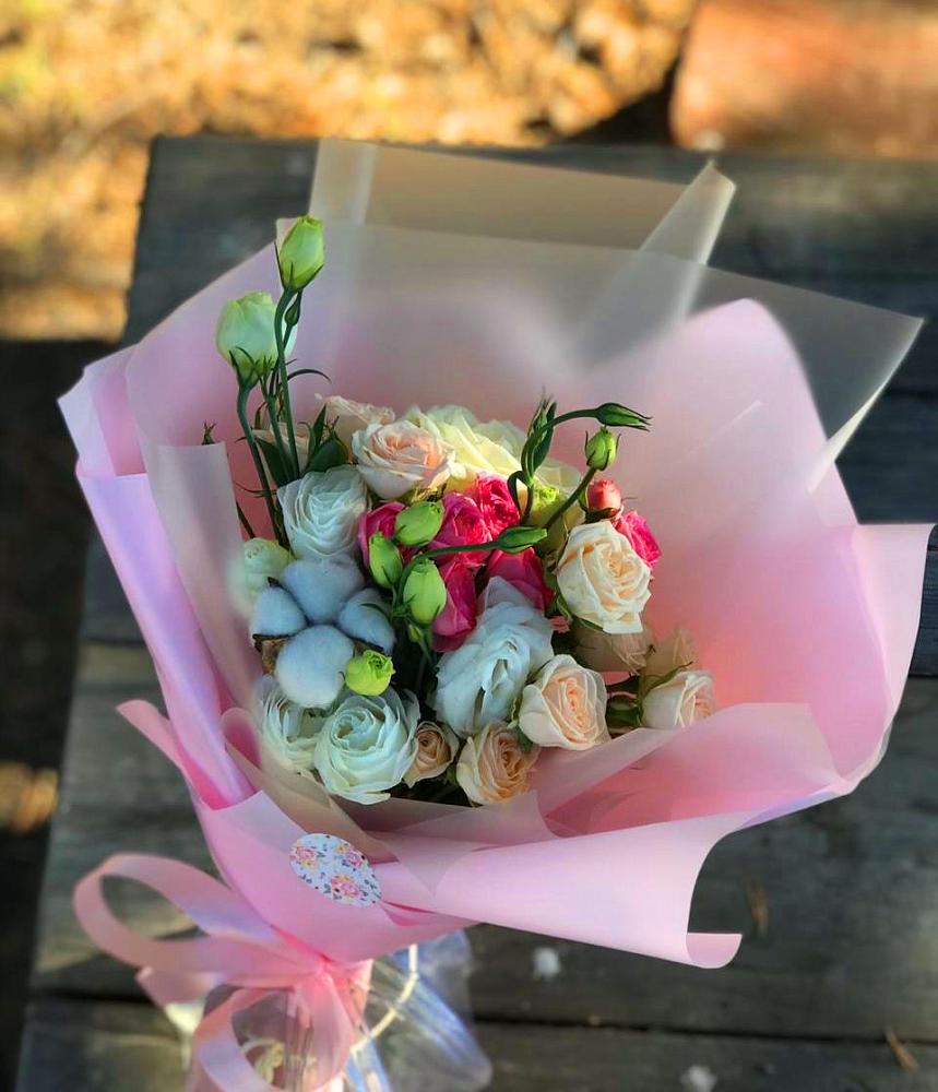 Букет цветочный коктейль в Первомайской Букет цветов из: Розы и Лизиантусы в Первомайской