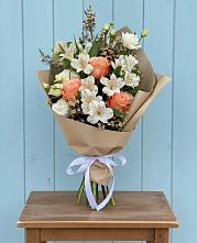 Букет яркий комплимент в Первомайской Букет цветов из:  Альстромерии, Лизиантусы, Розы и Хризантемы в Первомайской