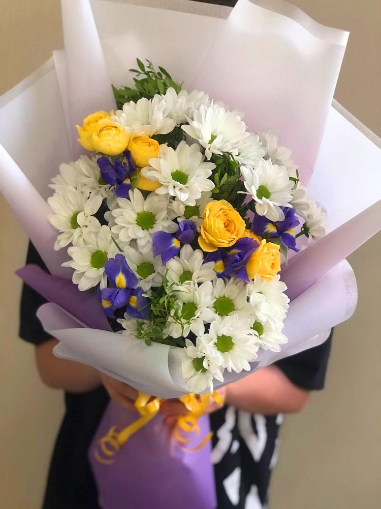 Букет солнечный привет в Первомайской Букет цветов из: Ирисы, Хризантемы и Розы в Первомайской