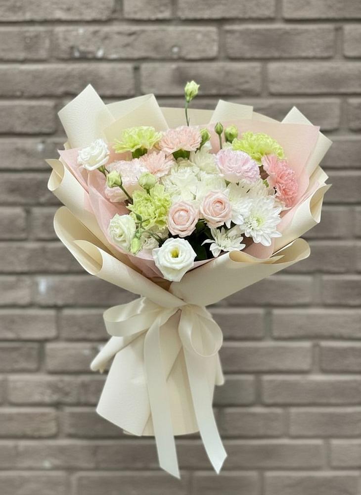 Букет Трепет мечты в Первомайской Букет цветов из: Гвоздики, Розы, Лизиантусы и Хризантемы в Первомайской