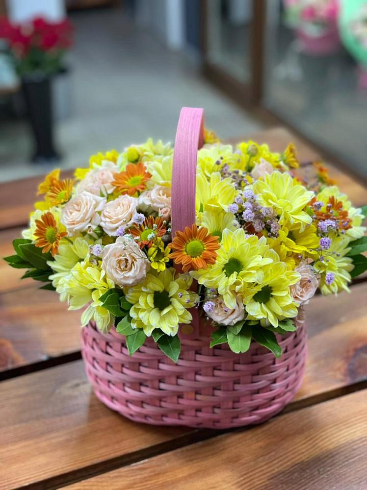 Композиция цветы лета в Первомайской Цветочная композиция из Хризантемы и Розы в корзине в Первомайской