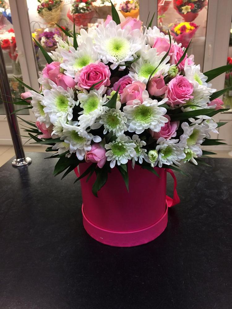 Композиция грация в Первомайской Цветочная композиция из Розы и Хризантемы в шляпной коробке в Первомайской