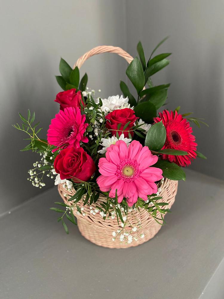Композиция радостное событие в Первомайской Цветочная композиция из Розы, Хризантемы и Герберы в корзине в Первомайской