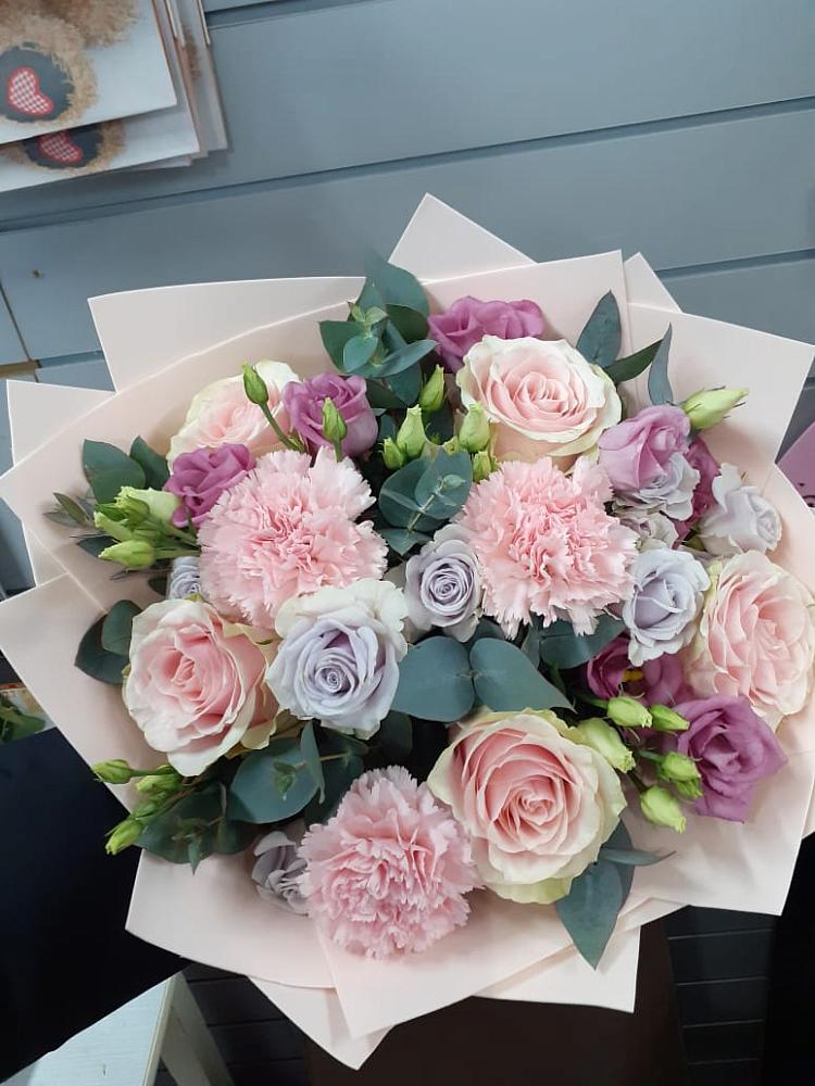 Букет обаятельный в Первомайской Букет цветов из: Розы, Гвоздики и Лизиантусы в Первомайской