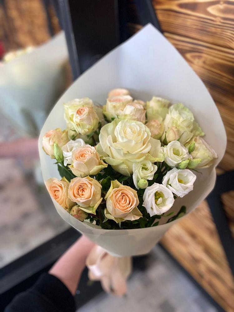 Букет Летний бриз в Первомайской Букет цветов из: Розы и Лизиантусы в Первомайской