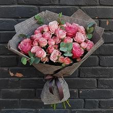 Букет розы в пальмах в Первомайской Букет цветов из:  Розы в Первомайской