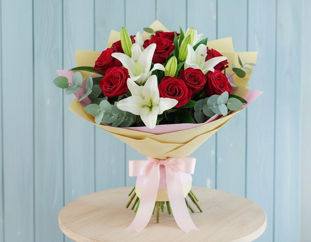 Букет Элегантная гармония в Первомайской Букет цветов из: Лилии и Розы в Первомайской